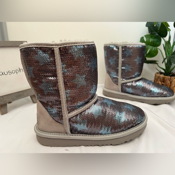 Ugg kid’s classic short II sequin star denim blue silver boot. Size 3 - Picture 3 of 12